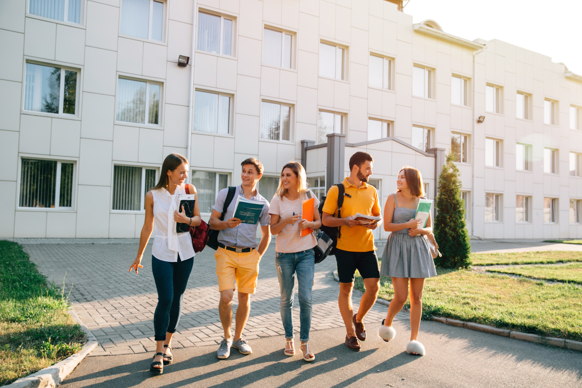 Logement étudiant à Bordeaux – Groupe d’étudiants sortant de l’université en train de discuter