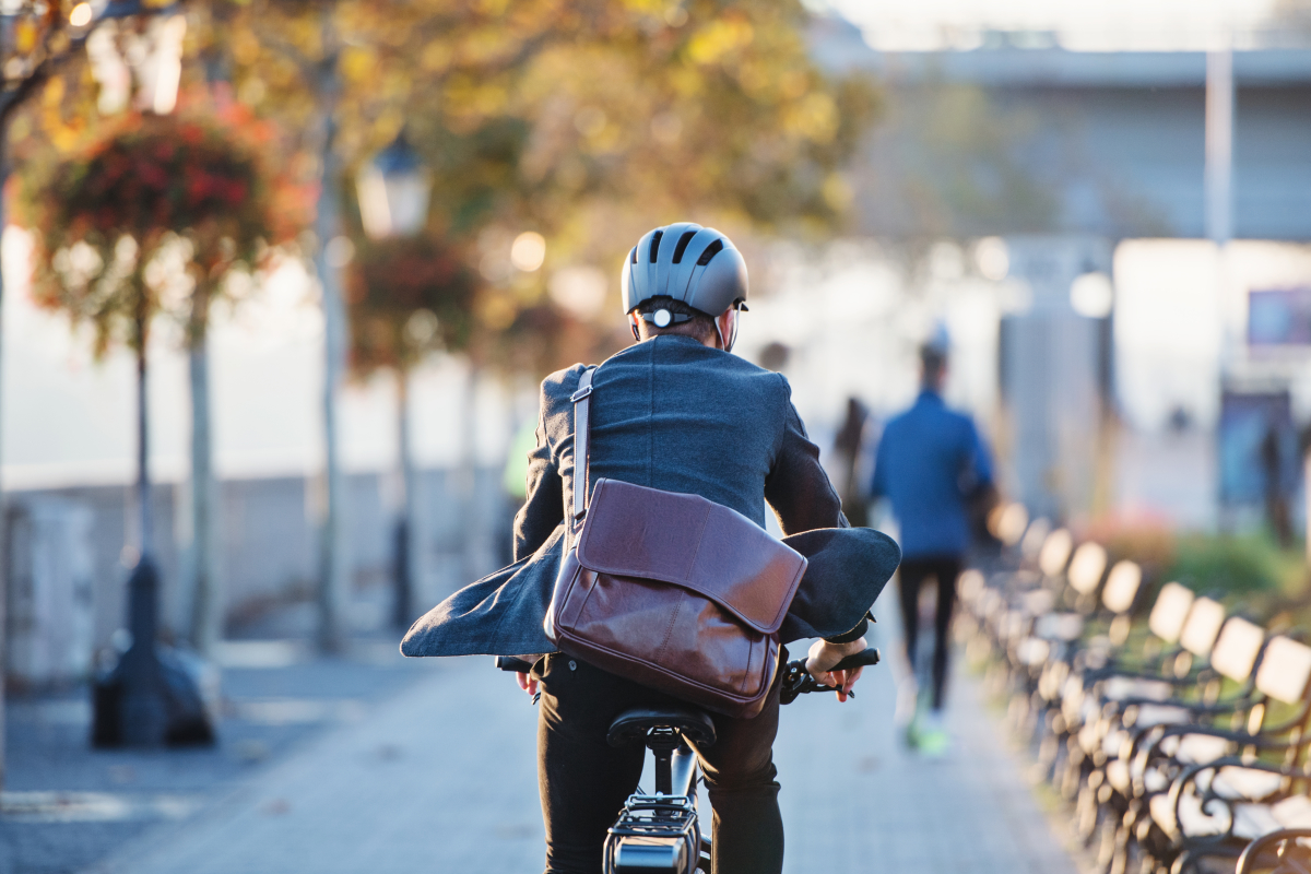 Bordeaux Belvédère - un homme se rend en vélo à son travail