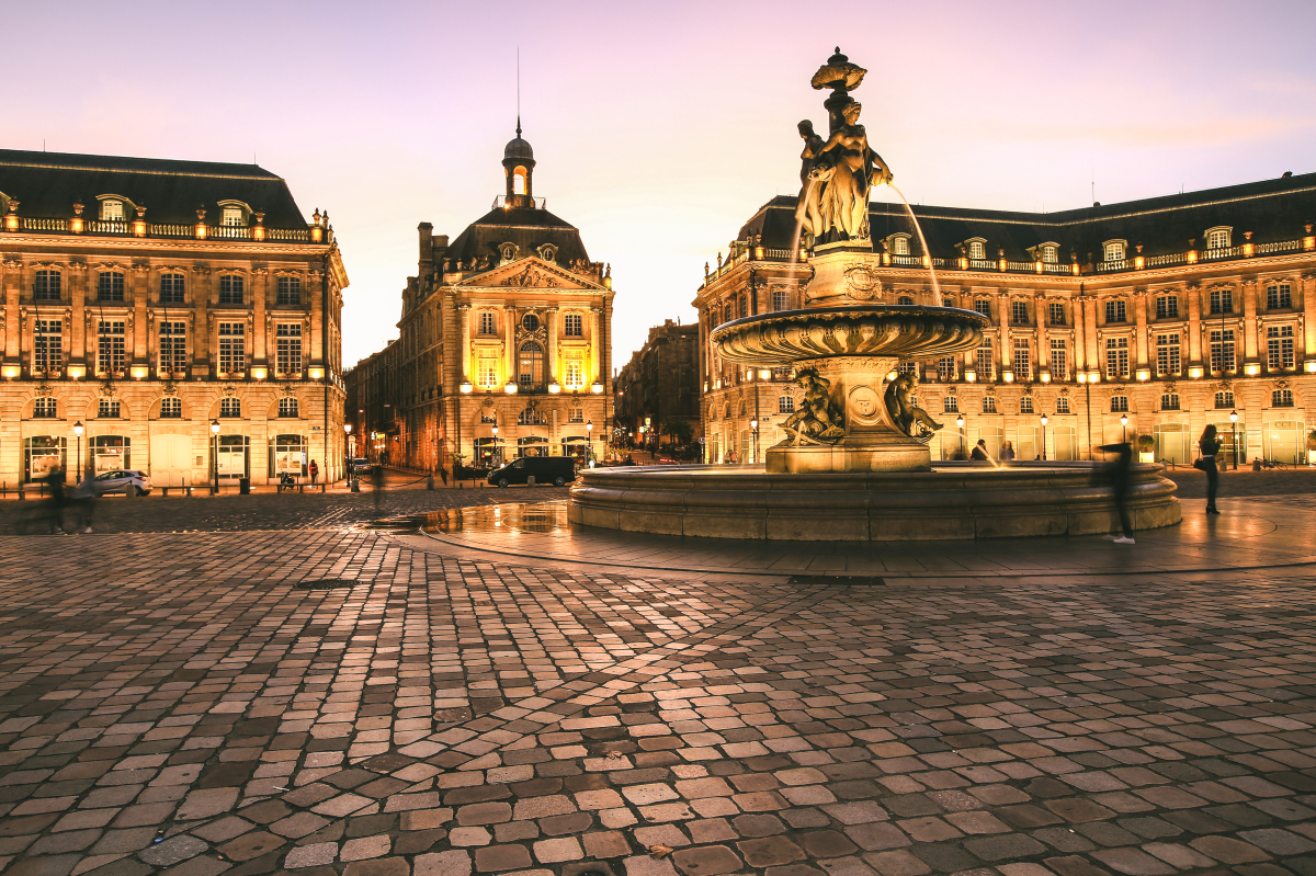 La ville de Bordeaux connait une forte pénurie de logements Résidences secondaires à Bordeaux – Place de la Bourse de nuit