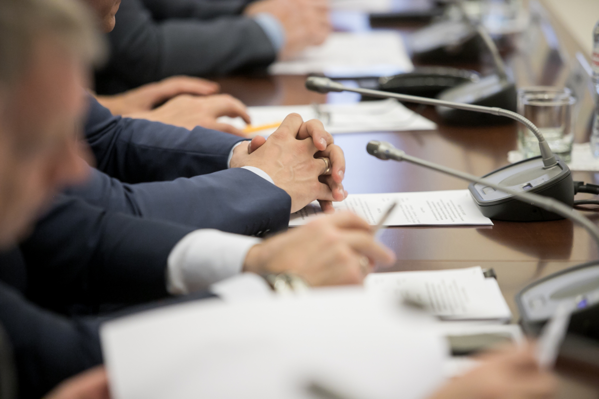 Le conseil municipal de Bordeaux a décidé d’augmenter au maximum la taxation des résidences secondaires Résidences secondaires à Bordeaux – Personnes réunies autour d’une table de conseil