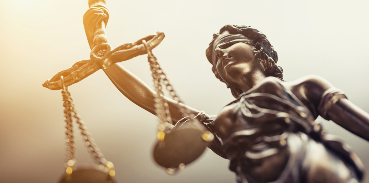 Des incitations fiscales et des aides financières ont été mises en place en France afin de favoriser le développement de l’immobilier durable Investissement durable — une statue représentant la justice vue en contreplongée
