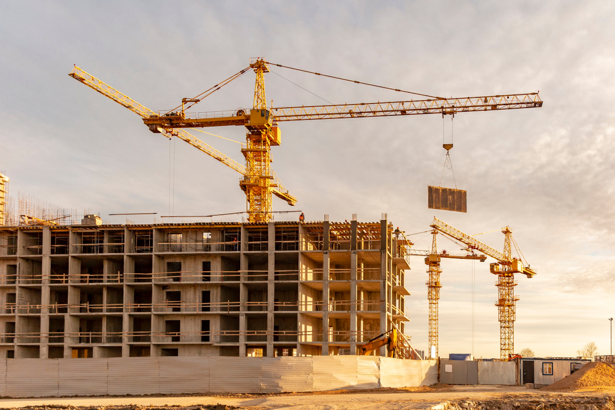 Prolongement PTZ – Des grues sur le chantier de construction d’un immeuble