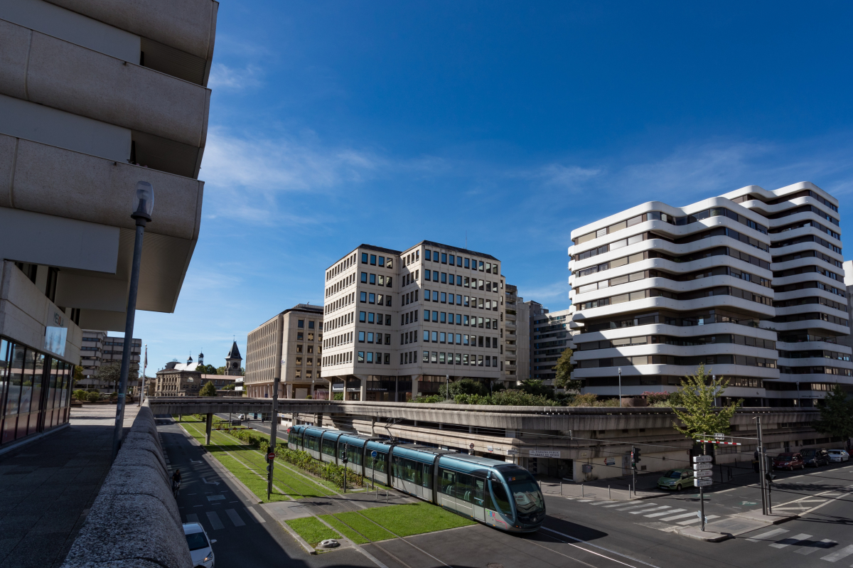 Loi Pinel Bordeaux – Tram passant au pied d’immeubles neufs dans le quartier Mériadeck