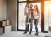 Jeune famille arrivant dans leur nouvelle maison