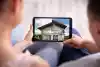 Couple regardant une maison sur tablette