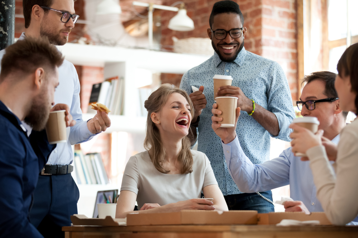 Coworking à Bordeaux – Un groupe de collègues rit autour d’un café