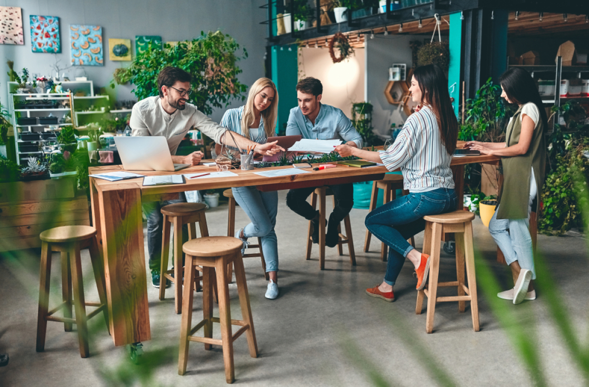 Coworking à Bordeaux – Un groupe de jeunes entrepreneurs travaillant ensemble sur un projet dans un espace de coworking