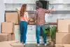 Vue de dos d'un couple s'installant dans le logement qu'il vient d'acheter