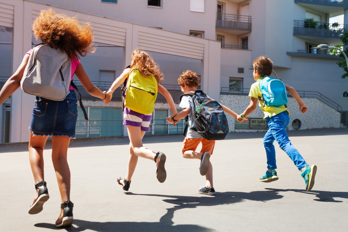 Dans quel quartier vivre près des meilleures écoles primaires à Bordeaux ? meilleures écoles – enfants qui courent