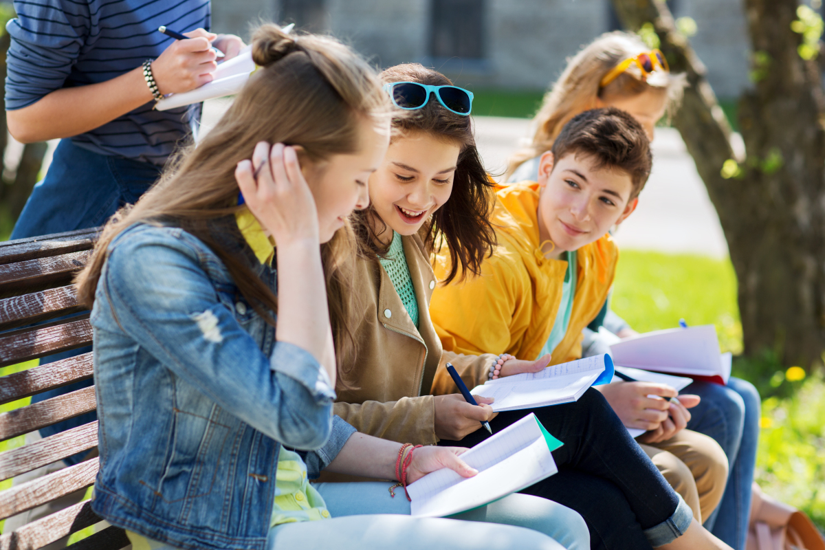 meilleures écoles – collégiens sur un banc