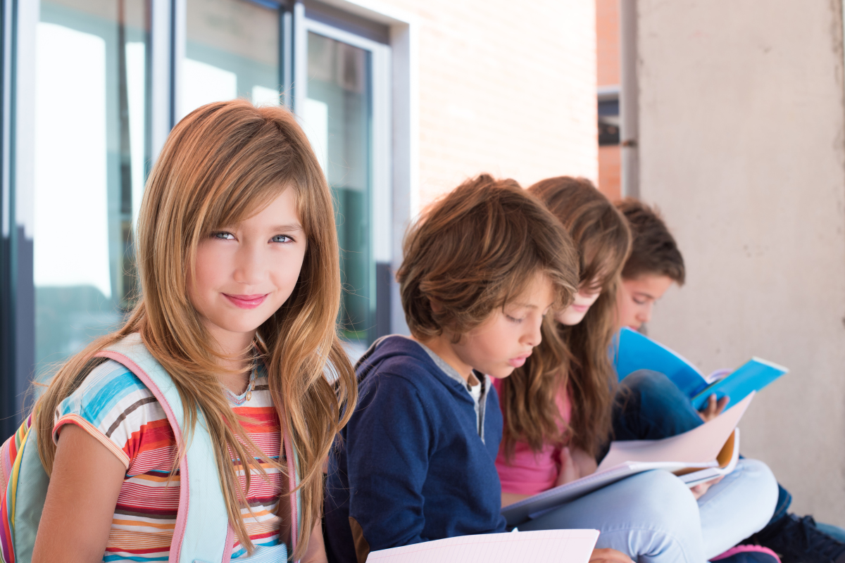 meilleures écoles – enfants qui révisent leurs cours