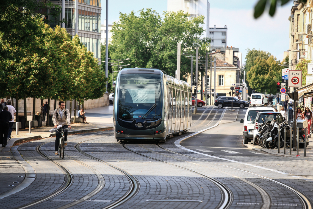 Plan mobilité Bordeaux - vue sur le tramway dans la ville de Bordeaux