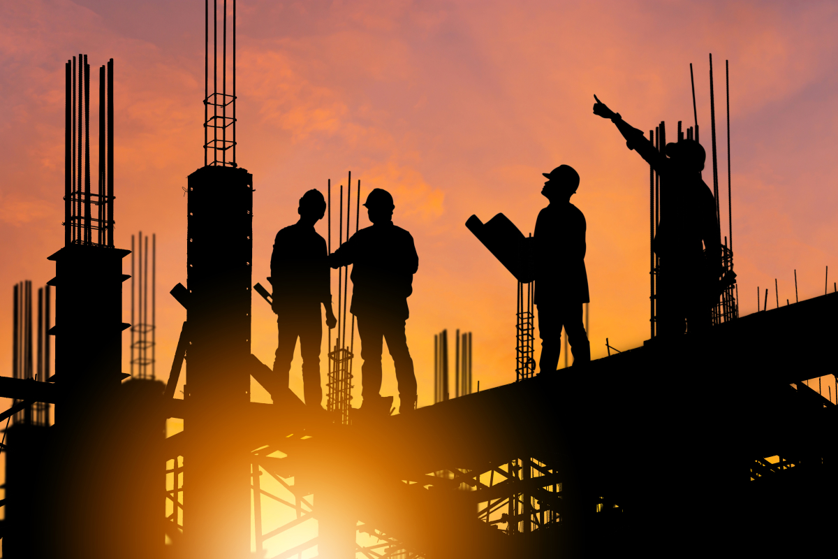 Territoires engagés pour le logement — Des ouvriers sur un chantier devant un lever de soleil