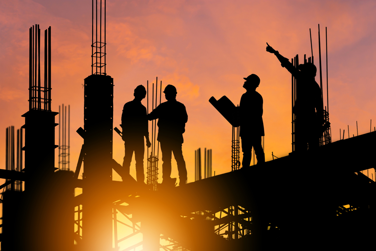 Le gouvernement souhaite stimuler la construction de logements neufs dans les territoires où la pénurie de logements est la plus forte Territoires engagés pour le logement — Des ouvriers sur un chantier devant un lever de soleil