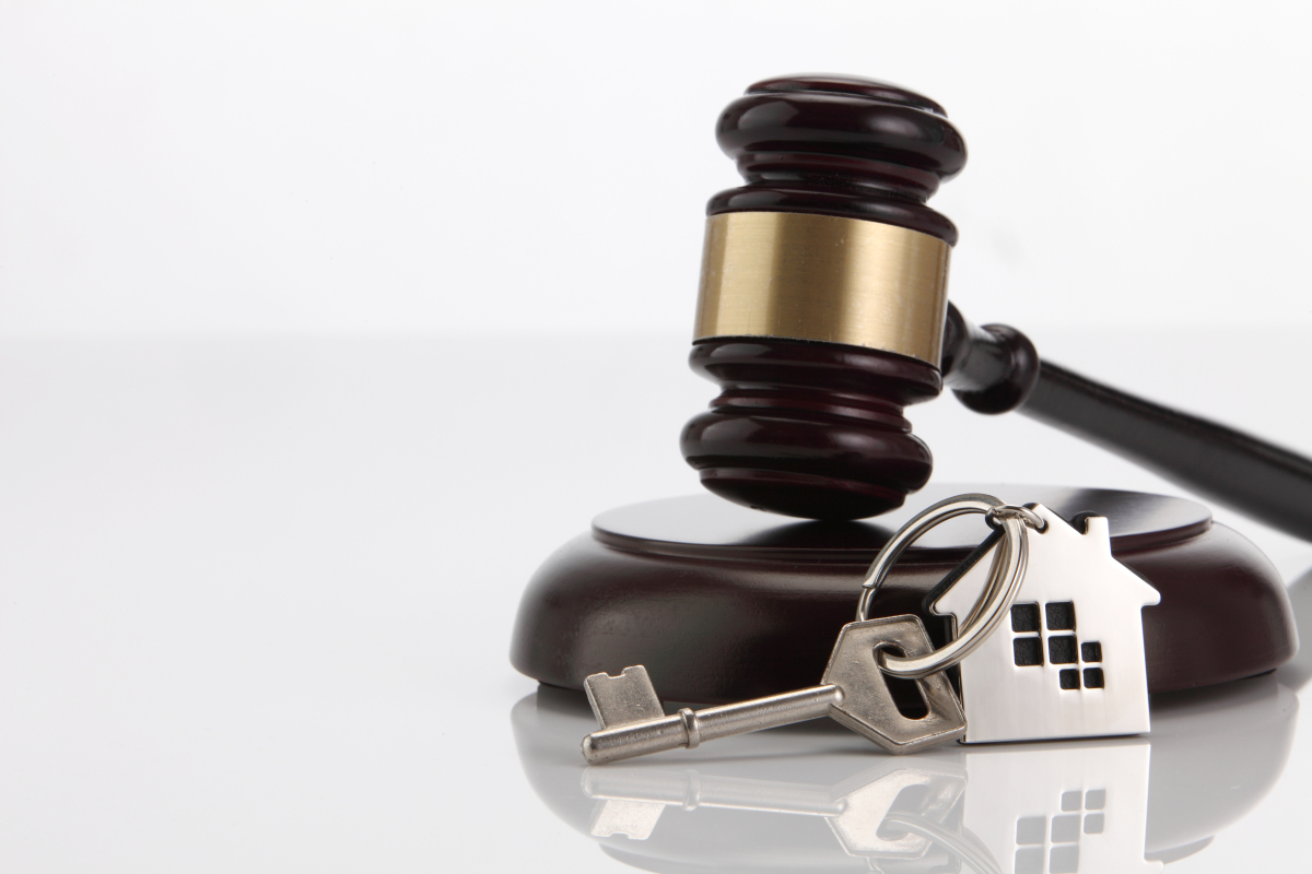 Quelles conditions pour investir avec le statut LNMP à Bordeaux ? LMNP Bordeaux – Concept de justice et de maison, clé avec porte-clé d’une petite maison