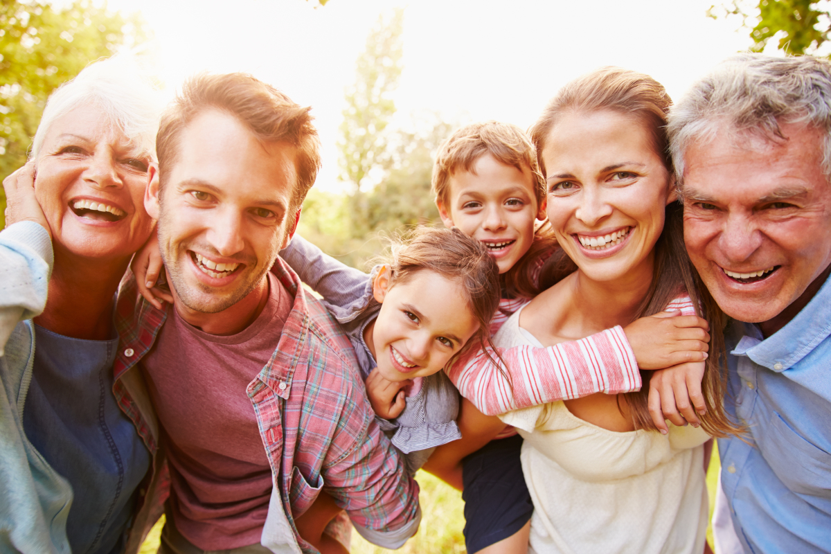 conseils achat immobilier neuf – une famille souriante