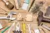 Outils de travaux sur une table en bois
