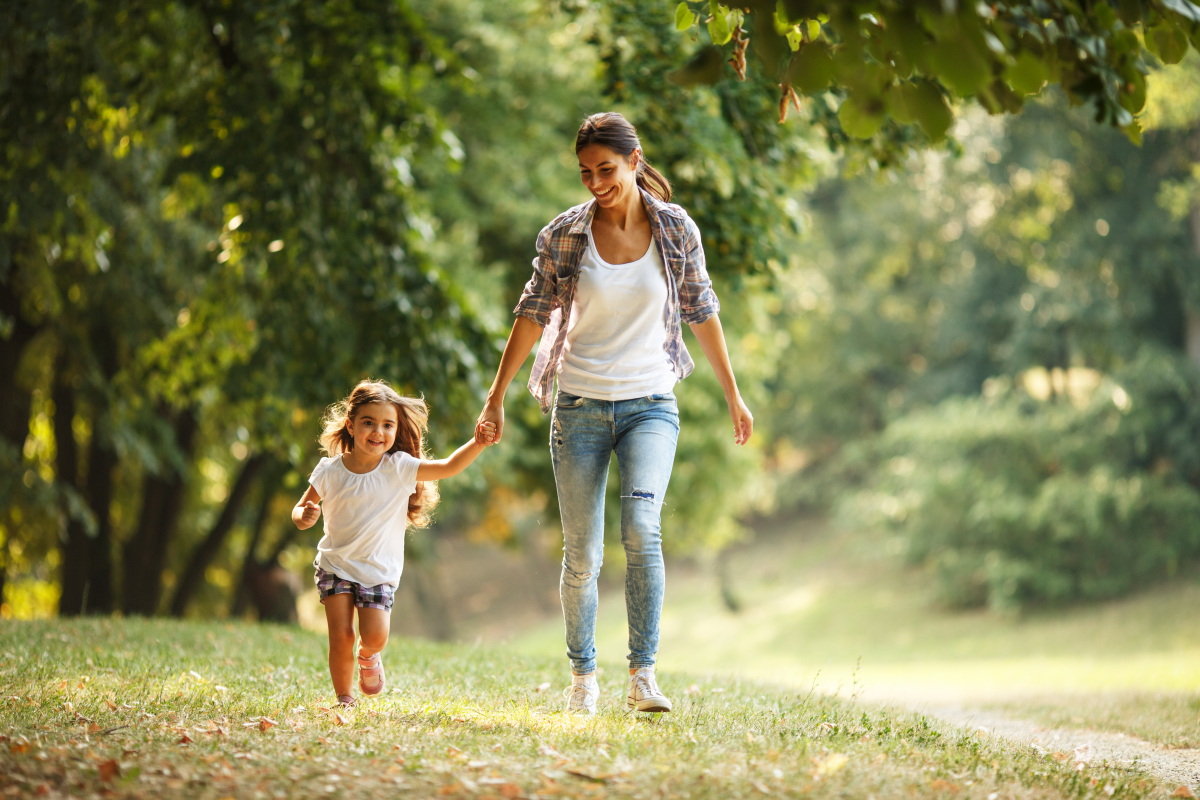 Les parcs et jardins à Mérignac vue sur une mère et son enfant dans un parc