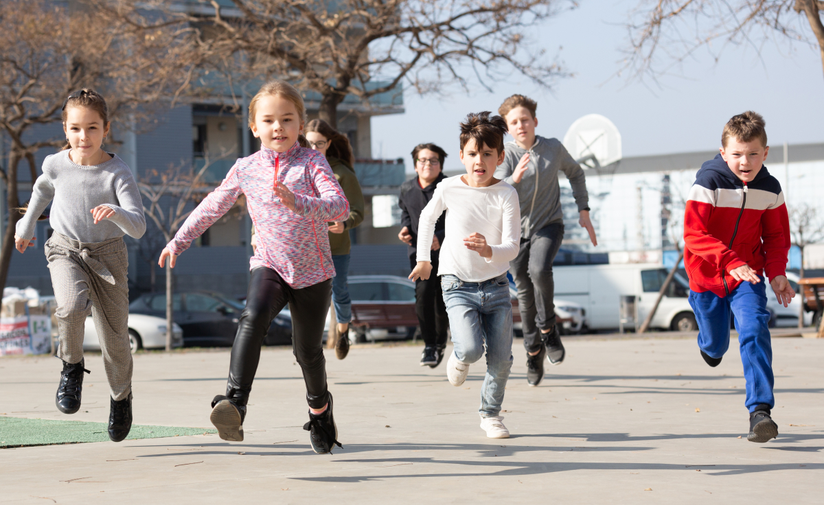 Où vivre autour de Bordeaux en famille – Enfants sortant de l’école en courant