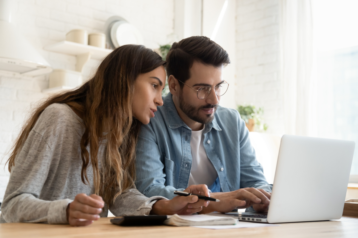 Évaluer les frais de son achat dans le neuf à Bordeaux Frais immobilier neuf Bordeaux – un couple prépare un projet sur son ordinateur