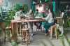 Groupe d'étudiants travaillant autour d'une table en bois