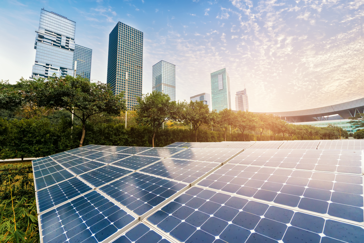 Les villes de demain se reposeront sur l’énergie renouvelable les matériaux éco-responsables dans l’immobilier – des panneaux photovoltaïques dans une grande ville