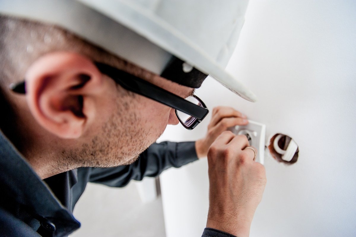 meilleur fournisseur d’électricité - vue sur une ampoule lumineuse dans une maison miniature en bois