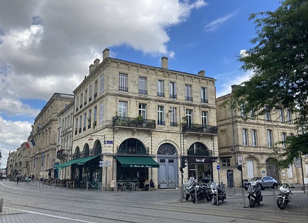 Des arbres dépolluants seront installés sur la place Pey Berland Permis de végétaliser Bordeaux – L'angle de la place Pey Berland à Bordeaux