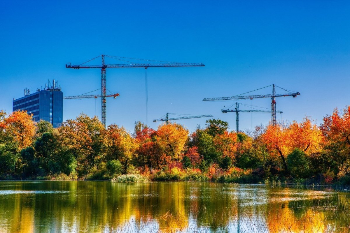Rapport Rebsamen – Un grand lac en ville avec des grues en arrière-plan