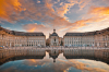 Mirroir d'eau à Bordeaux au soleil couchant