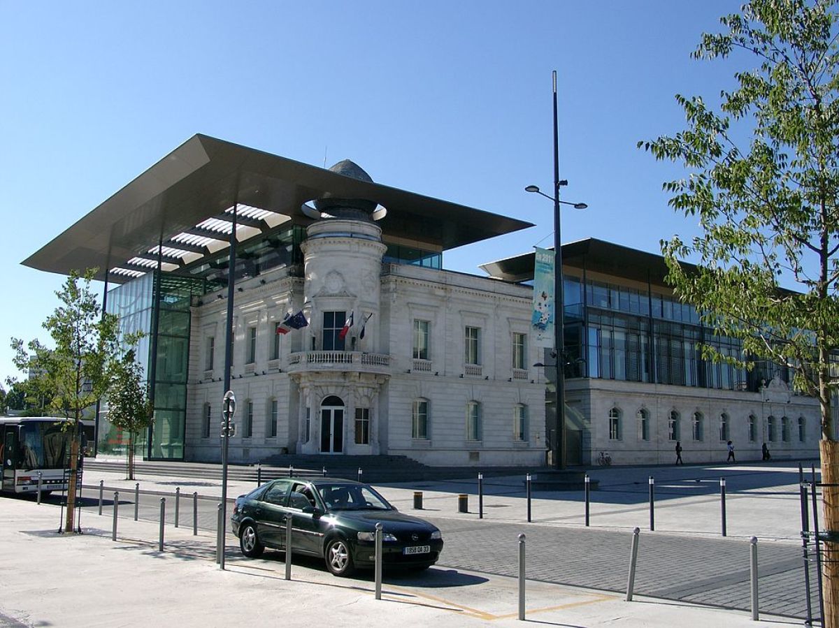 Maison neuve Bordeaux – vue sur la médiathèque de Mérignac