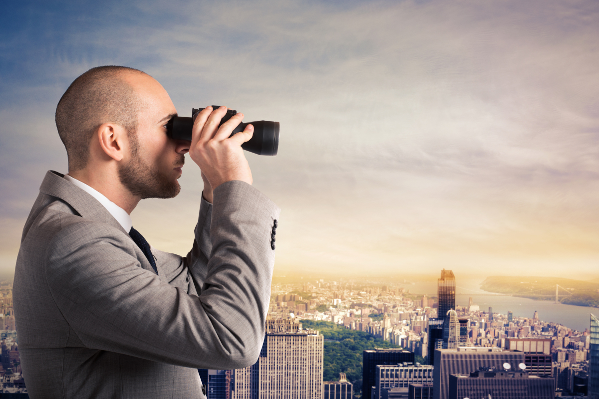 PTZ 2023 – un homme qui regarde le changement du marché immobilier