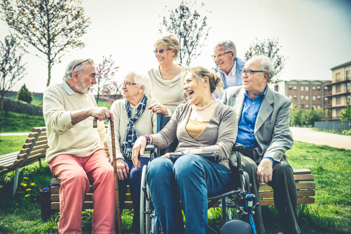 s'engager dans des projets collectifs conforte le sentiment d'appartenance et d'utilité aux séniors. un groupe de séniors rieurs