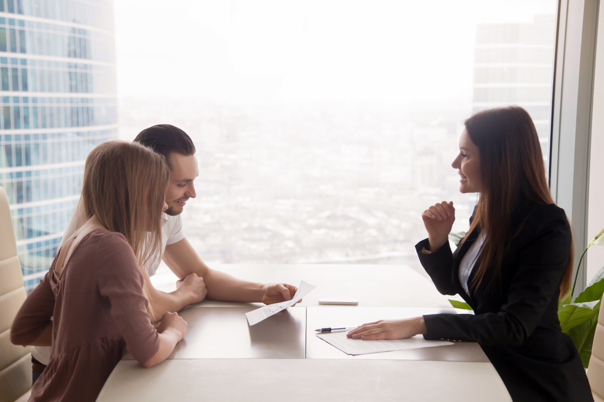 Les tips pour sélectionner son courtier Courtier immobilier Bordeaux – un couple est en rendez-vous avec leur courtière en immobilier
