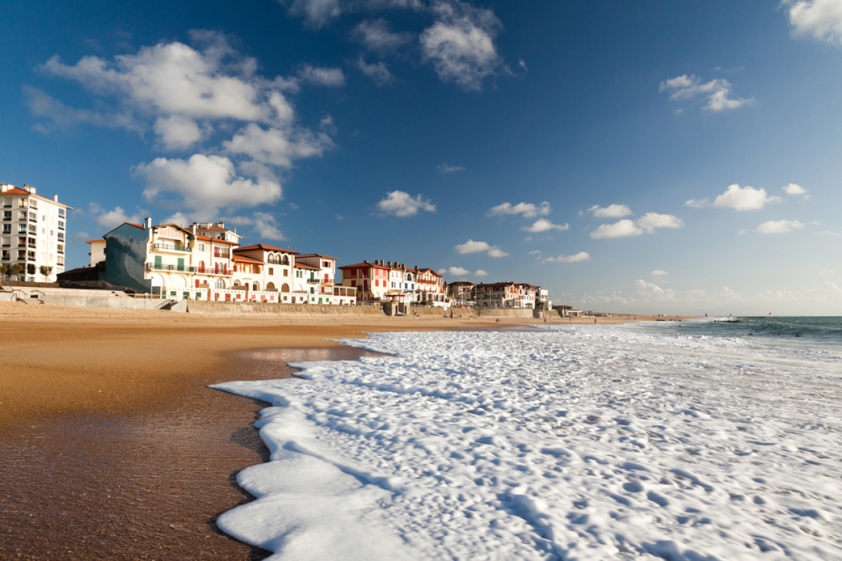 Le surf a une place très importante à Hossegor, qui accueille tous les ans des compétitions sportives de renommée internationale Où investir sur la “Côte d’Argent” ? - Vue sur une plage d’Hossegor