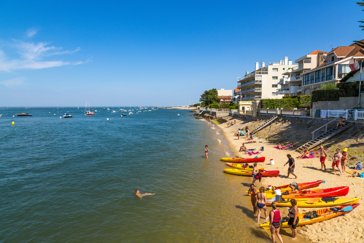 Proche de Bordeaux, le Bassin d’Arcachon est une destination très appréciée des touristes, notamment en provenance de Paris Où investir sur la “Côte d’Argent” ? - Une vue aérienne de la station balnéaire d’Arcachon