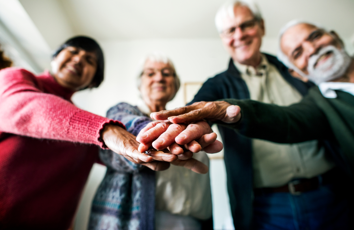 1 français sur 3 sera en retraite en 2035 des seniors se tiennent les mains