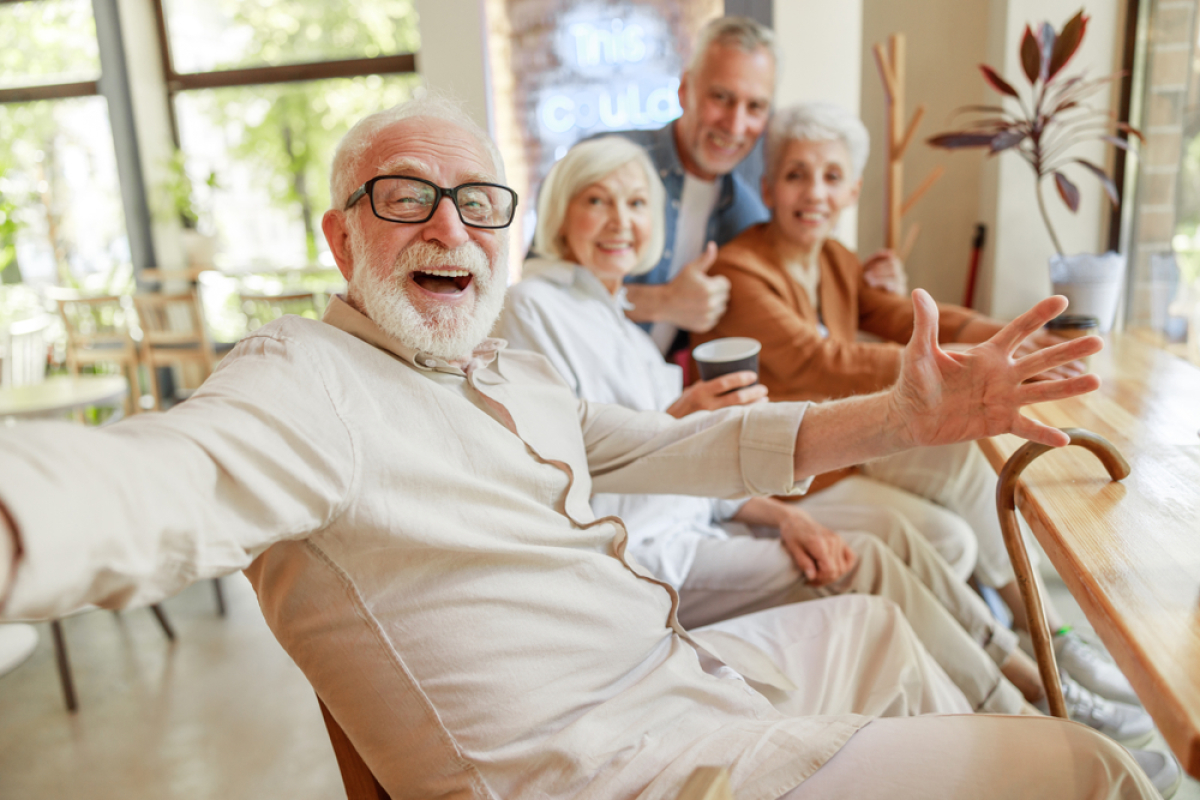 MaPrimeAdapt — Des personnes âgées profitant d’un moment de convivialité dans une résidence sénior