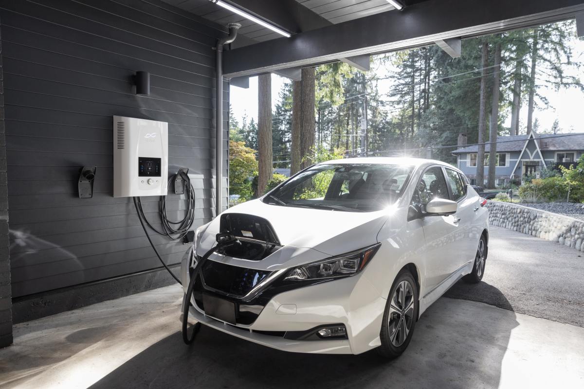 La Métropole prévoit des aides notamment pour équiper son domicile d’un chargeur pour véhicule électrique ZFE Bordeaux — Voiture électrique entrain de se charger à une borne