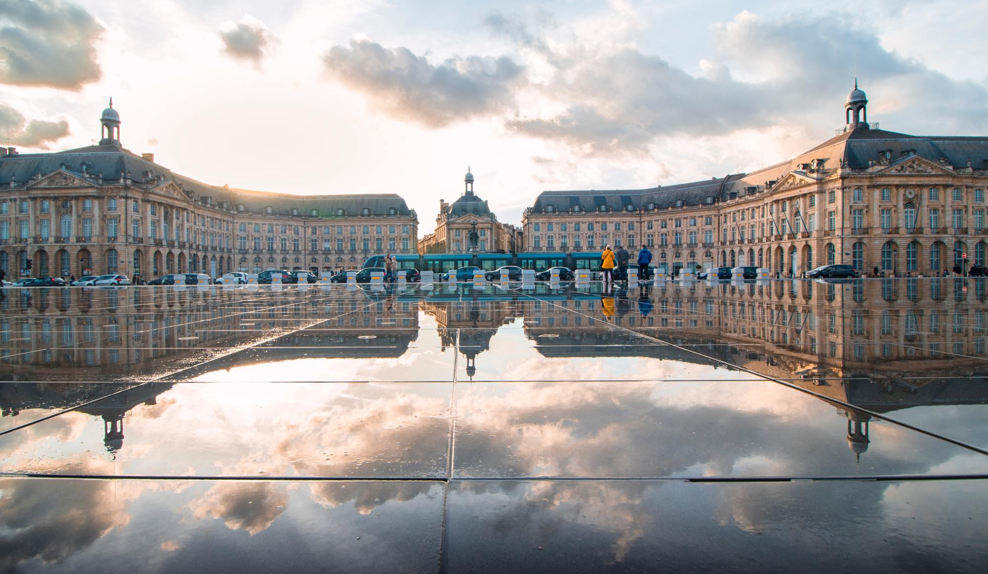 vue sur le Palais de la Bourse à Bordeaux le matin