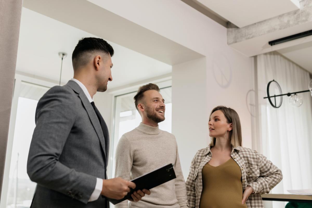 Quel est le profil des acquéreurs en Gironde et à Bordeaux ? Prix immobilier Bordeaux – un couple visite un appartement ancien avec un agent immobilier