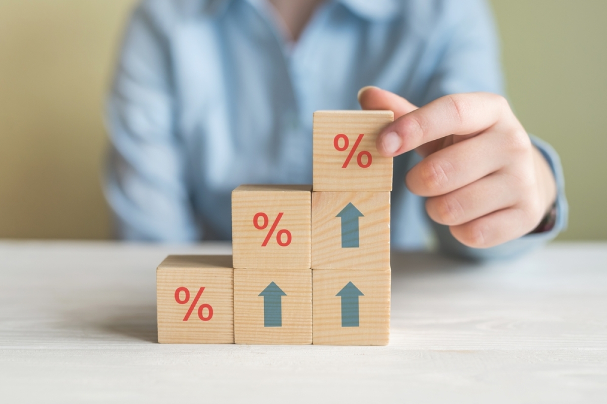 pret immobilier apport personnel – cubes représentant une courbe de pourcentage en hausse