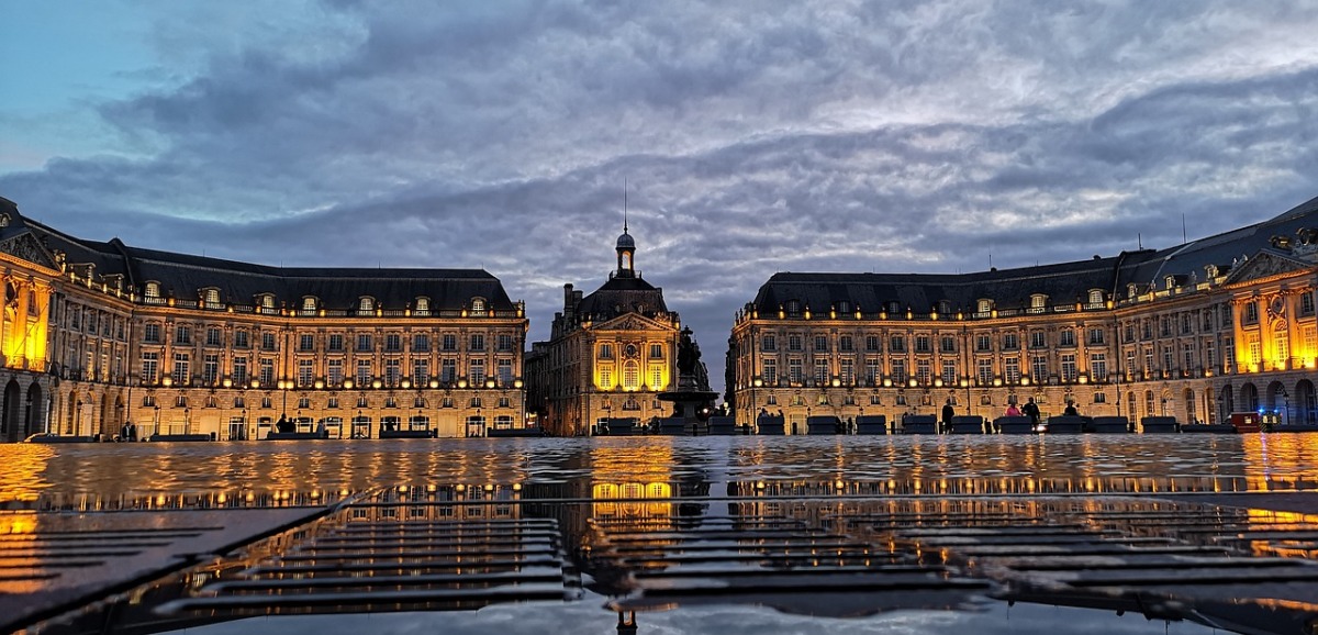 Constituer une sci bordeaux immobilier neuf – vue sur le Miroir d’eau à Bordeaux à la tombée de la nuit