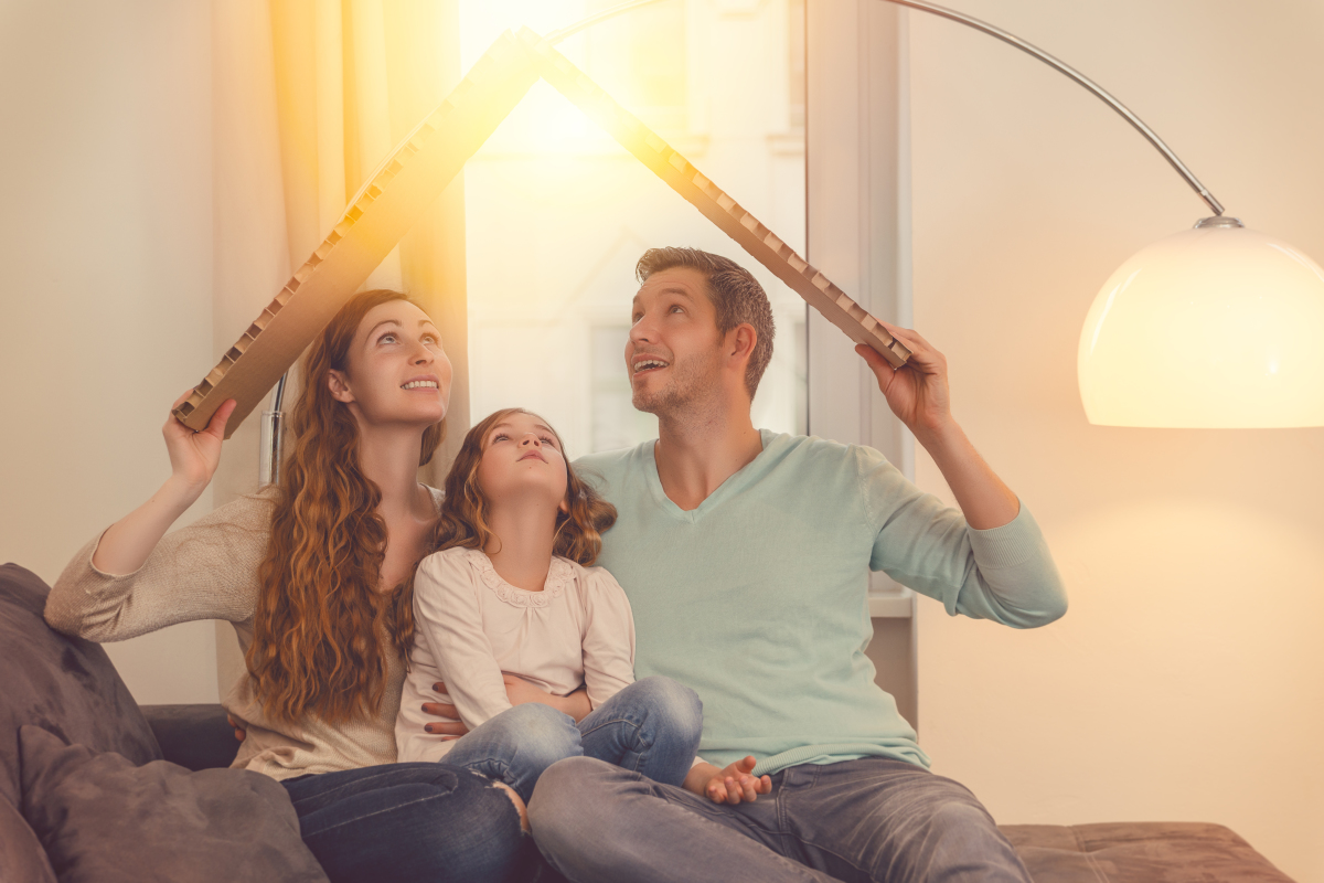 La transmission et la gestion du patrimoine sont facilitées par la SCI Constituer une sci bordeaux immobilier neuf – une famille s’abrite sous un toit en carton