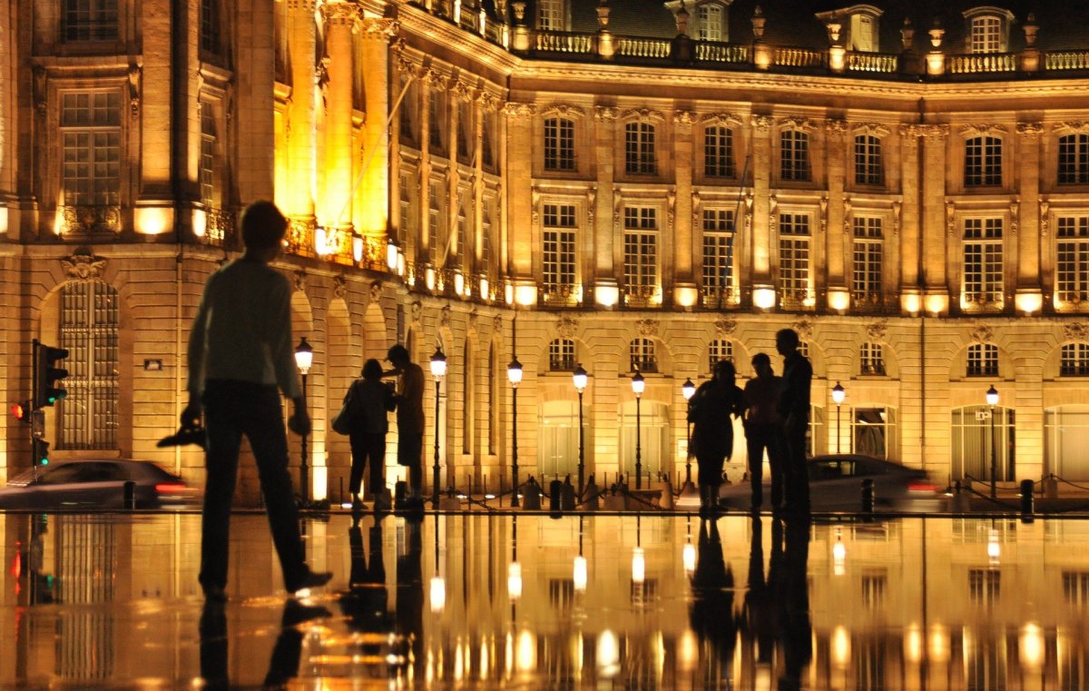 Clés de la ville – vue sur le miroir d’eau à Bordeaux en soirée