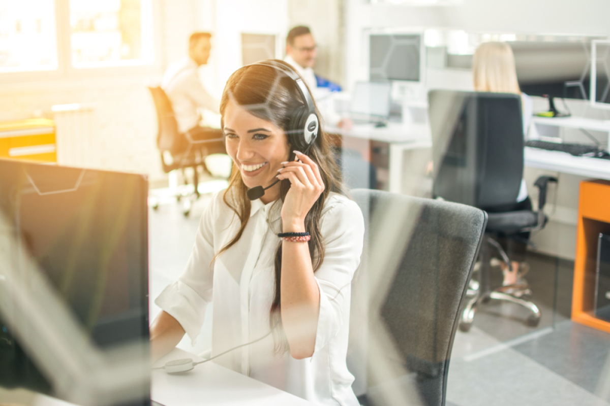 Comment bien investir dans l’immobilier - une femme est au téléphone avec un client