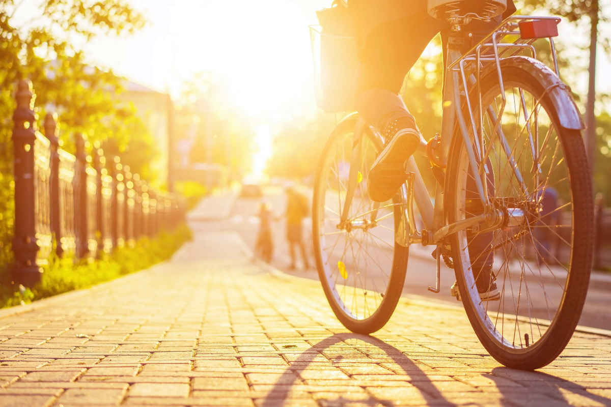 Pont Simone Veil — Un vélo circule sur une rue ensoleillée