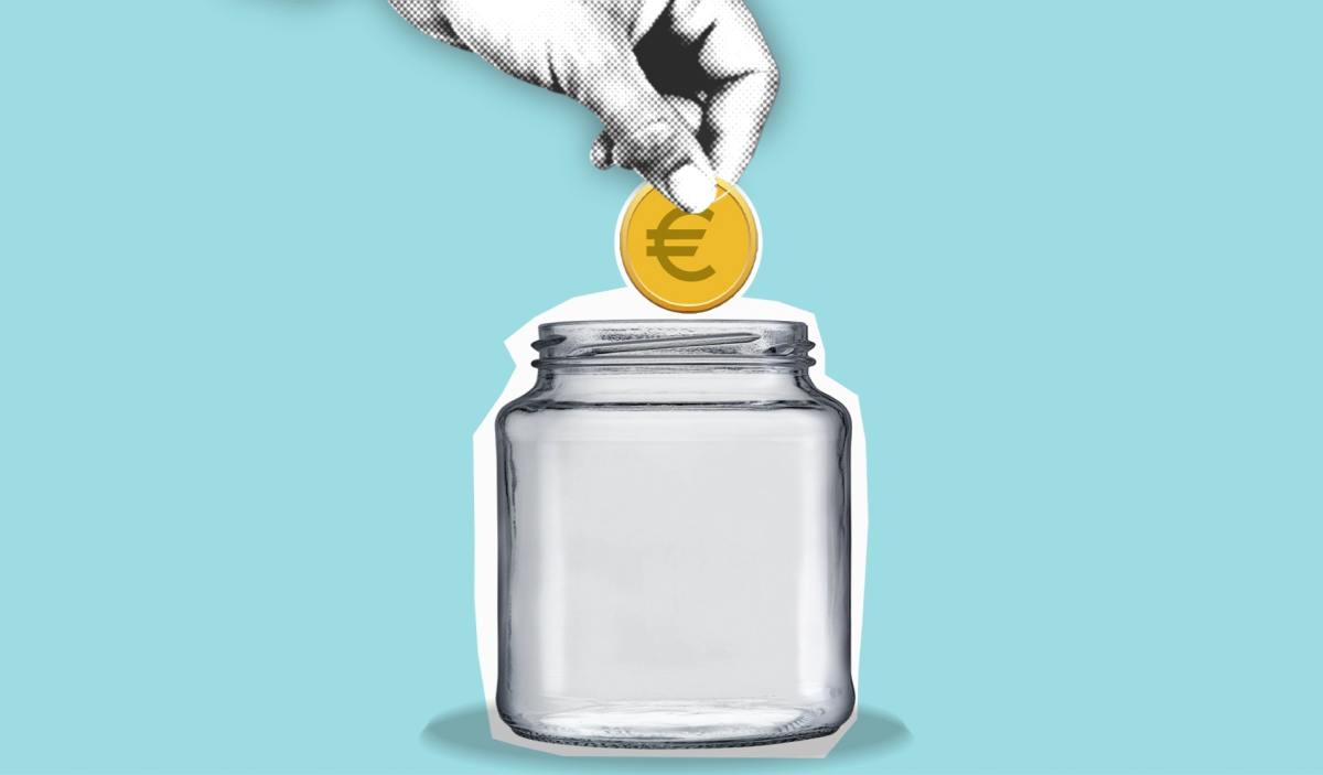 Programme neuf Bordeaux – une personne met une pièce de monnaie dans un bocal