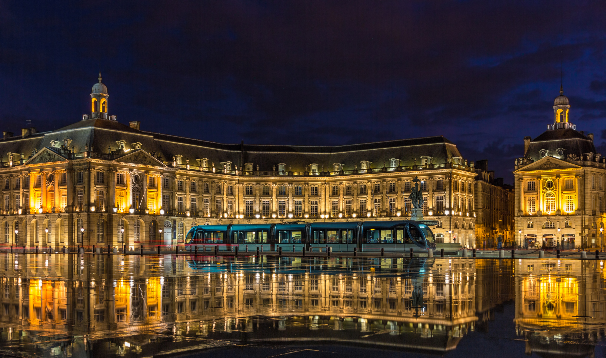 Place de la bourse de nuit à Bordeaux