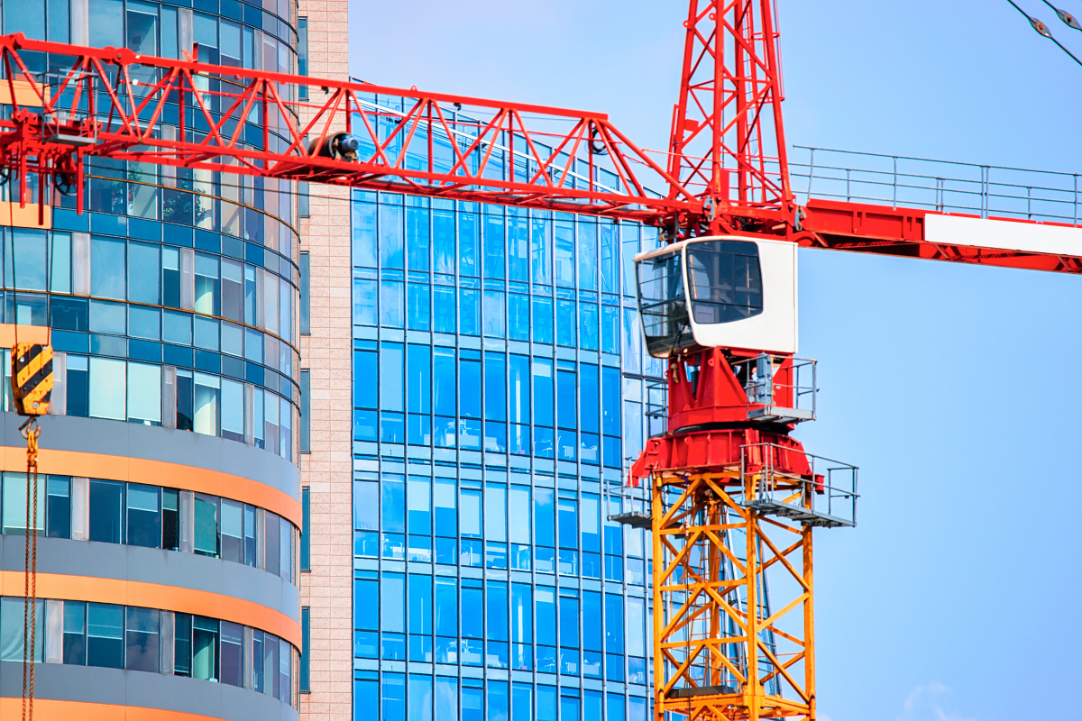 260 000 mises en chantier attendues pour 2025 vue sur une grue en chantier